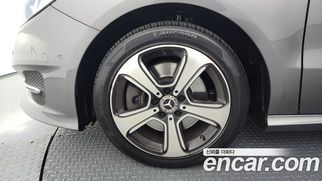 Mercedes-Benz B-Class B220