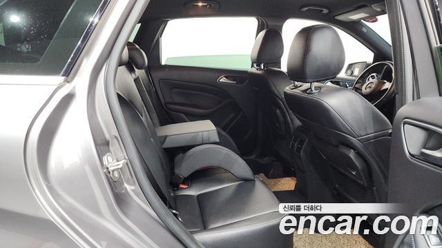 Mercedes-Benz B-Class B220