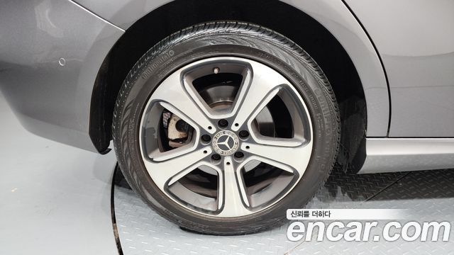 Mercedes-Benz B-Class B220