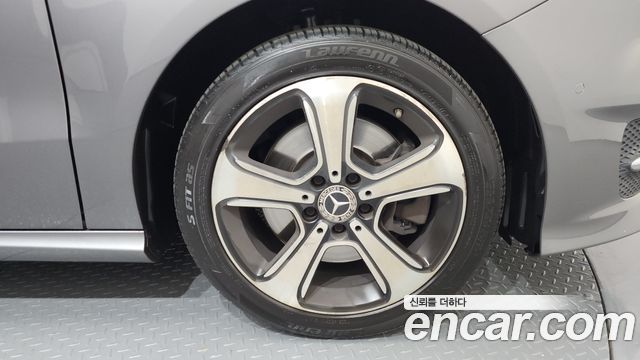 Mercedes-Benz B-Class B220