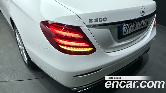 Mercedes-Benz E-Class E300 4MATIC Exclusive