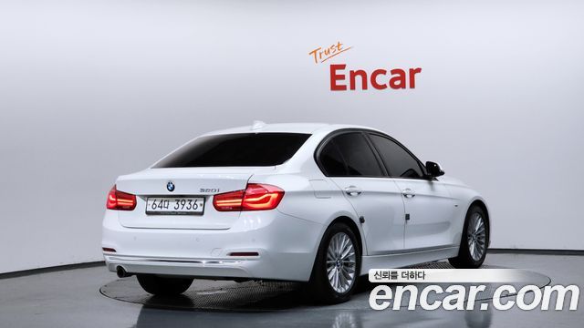 BMW 3-Series 320i Luxury