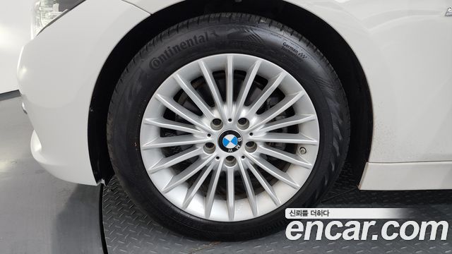 BMW 3-Series 320i Luxury