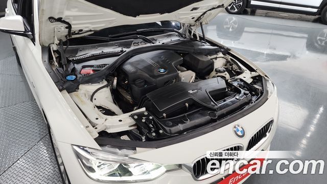 BMW 3-Series 320i Luxury