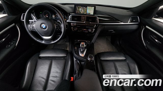 BMW 3-Series 320i Luxury