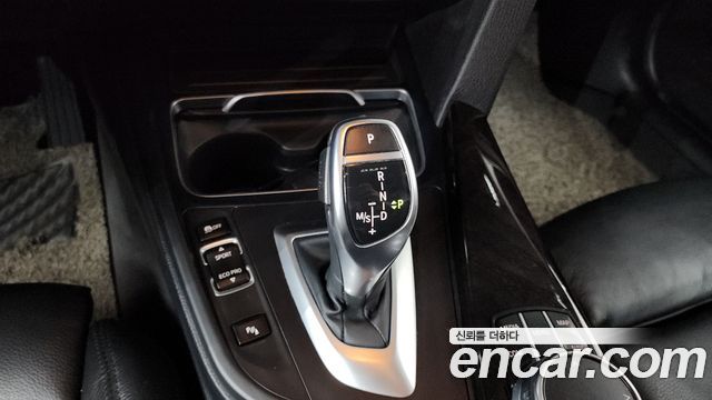 BMW 3-Series 320i Luxury
