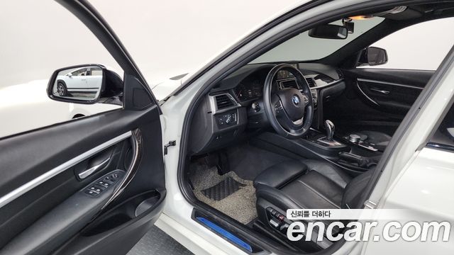 BMW 3-Series 320i Luxury