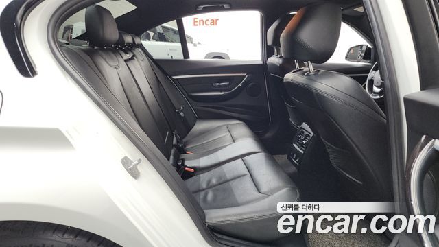 BMW 3-Series 320i Luxury