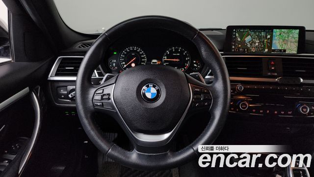 BMW 3-Series 320i Luxury
