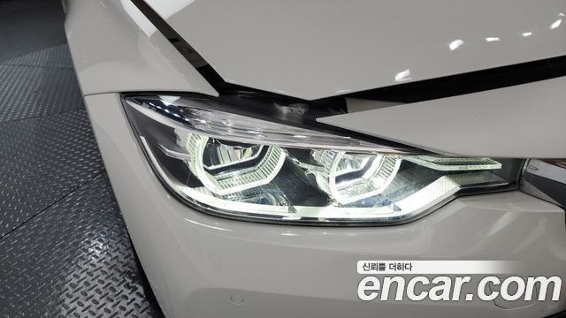 BMW 3-Series 320i Luxury
