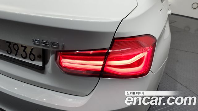 BMW 3-Series 320i Luxury