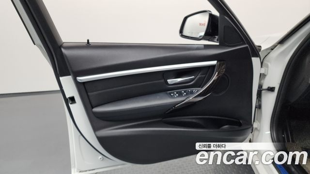 BMW 3-Series 320i Luxury