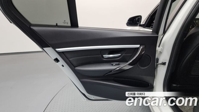 BMW 3-Series 320i Luxury