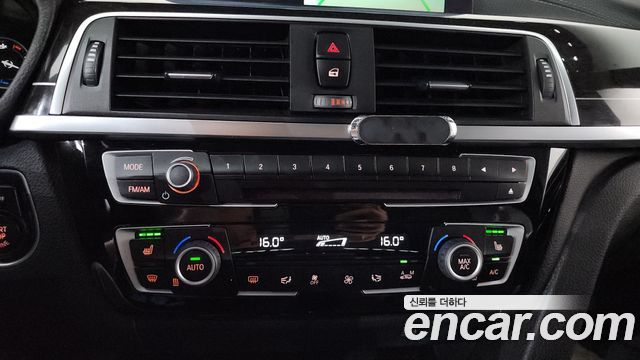 BMW 3-Series 320i Luxury