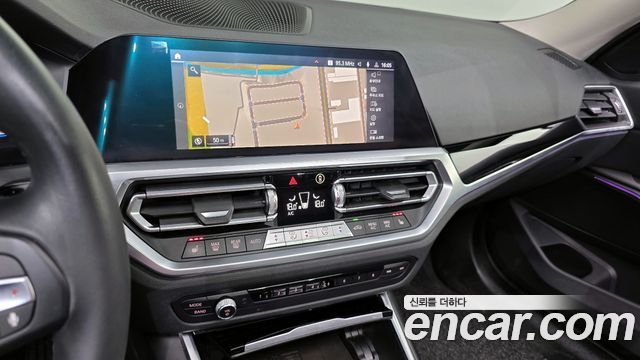 BMW 3-Series 320i