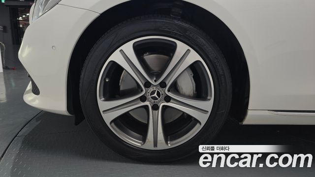 Mercedes-Benz E-Class E300 4MATIC Avnatgarde