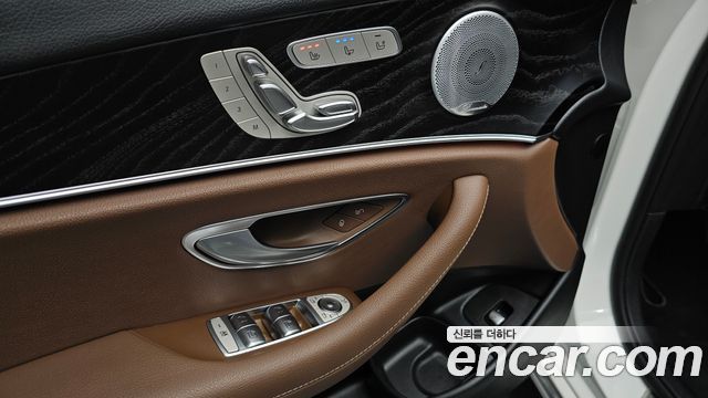 Mercedes-Benz E-Class E300 4MATIC Avnatgarde