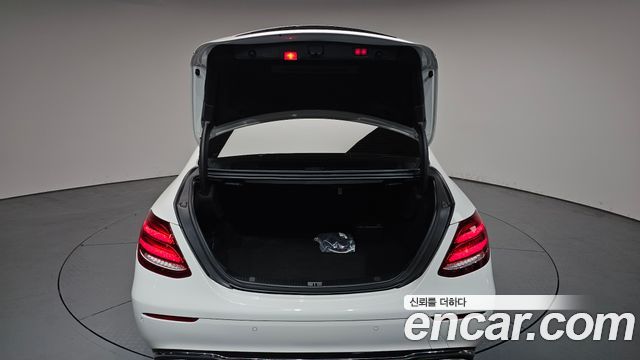 Mercedes-Benz E-Class E300 4MATIC Avnatgarde