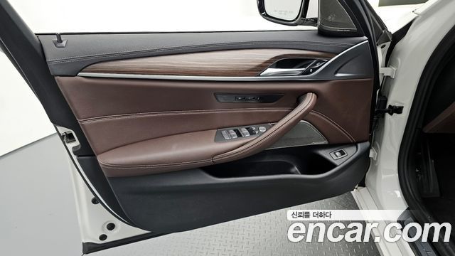 BMW 5-Series 530i Luxury
