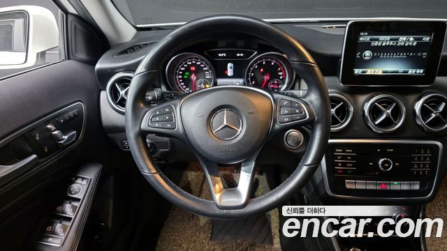 Mercedes-Benz GLA-Class GLA220