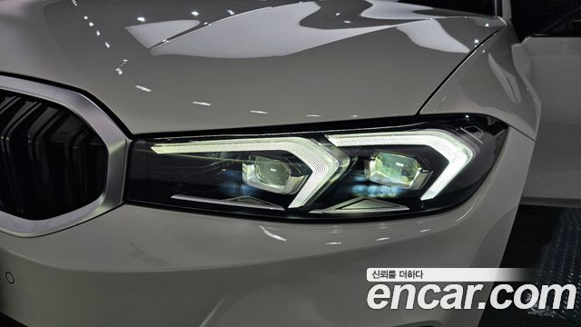 BMW 3-Series 320i