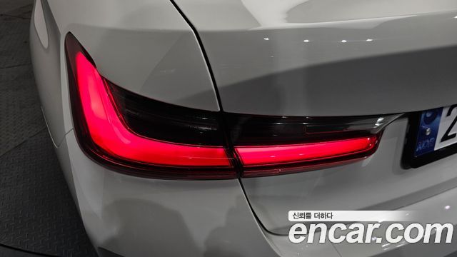 BMW 3-Series 320i