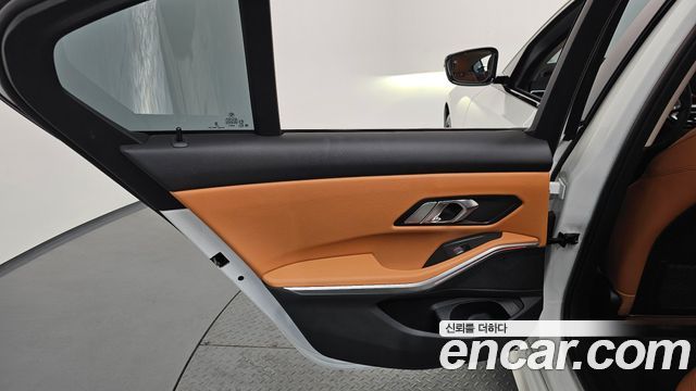 BMW 3-Series 320i