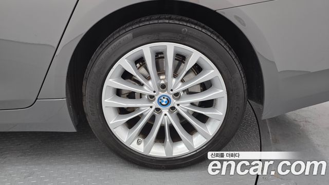BMW 5-Series 530e Luxury