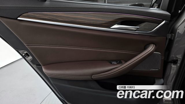 BMW 5-Series 530e Luxury
