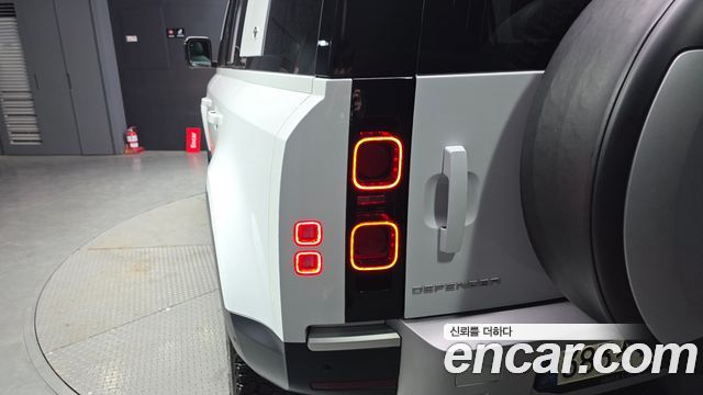 Land Rover Defender 110 D250 S