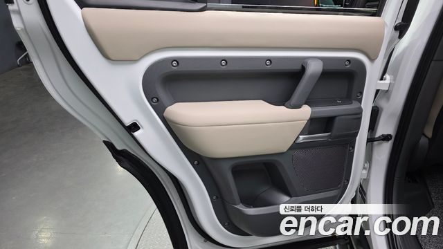 Land Rover Defender 110 D250 S