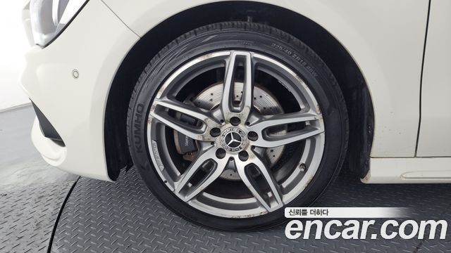 Mercedes-Benz CLA-Class CLA220 AMG Line