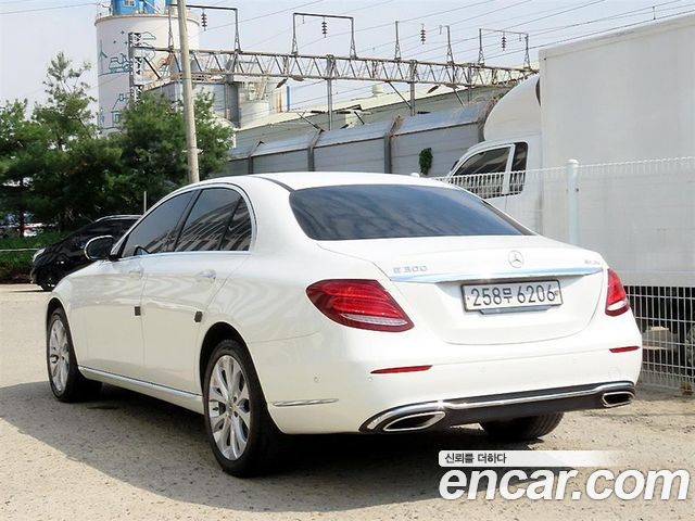 Mercedes-Benz E-Class E300 4MATIC Exclusive