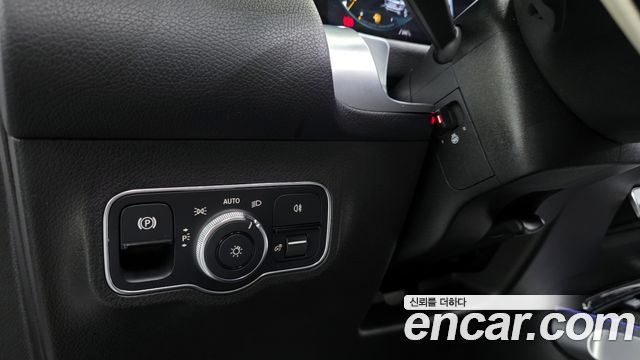 Mercedes-Benz GLB-Class GLB220