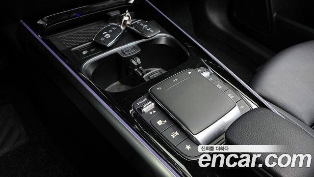 Mercedes-Benz GLB-Class GLB220