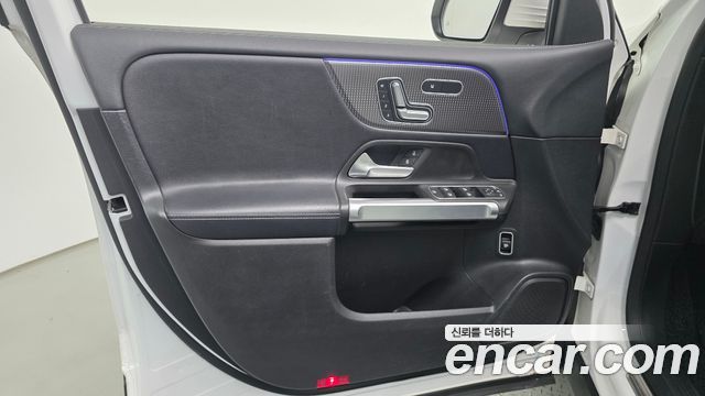 Mercedes-Benz GLB-Class GLB220