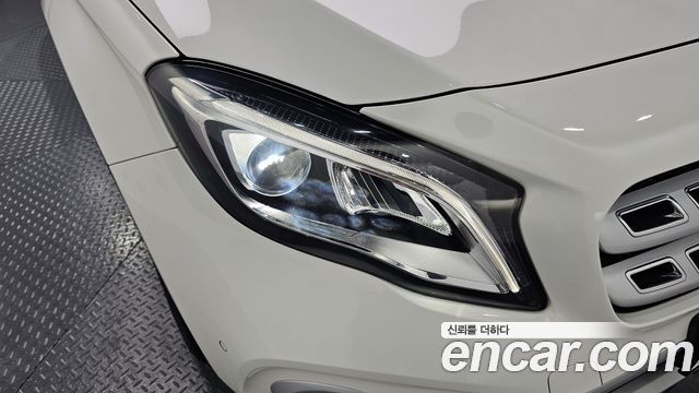 Mercedes-Benz GLA-Class GLA220