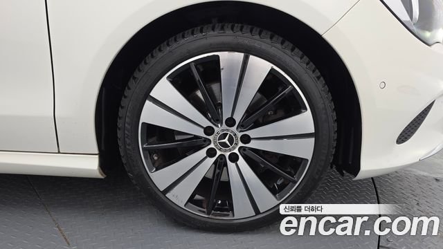 Mercedes-Benz CLA-Class CLA250 4MATIC