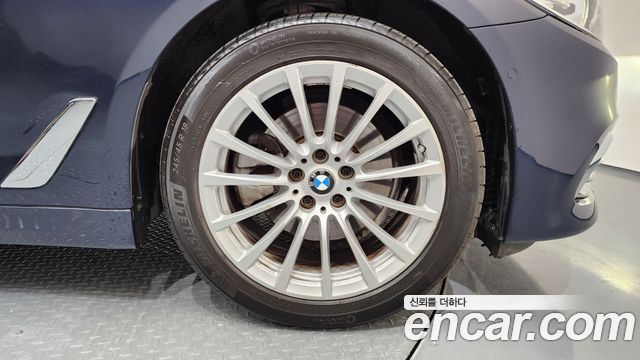 BMW 5-Series 520i Luxury
