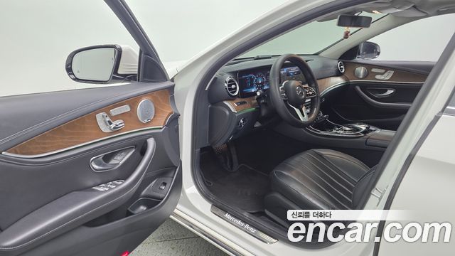 Mercedes-Benz E-Class E300 4MATIC Exclusive