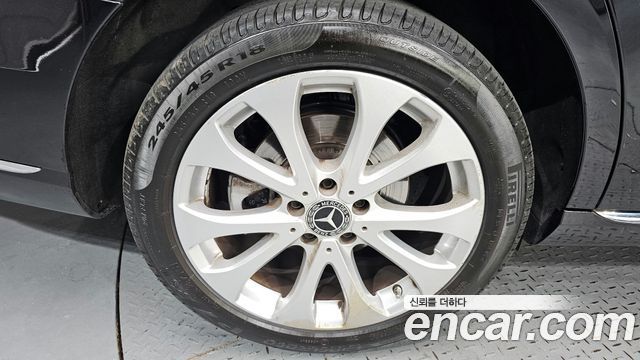 Mercedes-Benz E-Class E300 4MATIC Exclusive