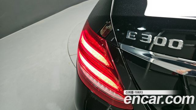 Mercedes-Benz E-Class E300 4MATIC Exclusive
