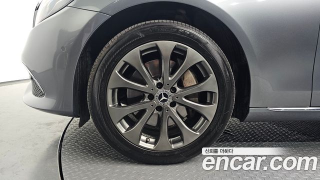 Mercedes-Benz E-Class E300 4MATIC Exclusive