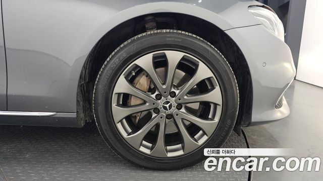 Mercedes-Benz E-Class E300 4MATIC Exclusive