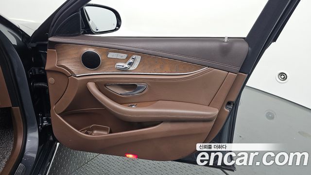 Mercedes-Benz E-Class E300 4MATIC Exclusive