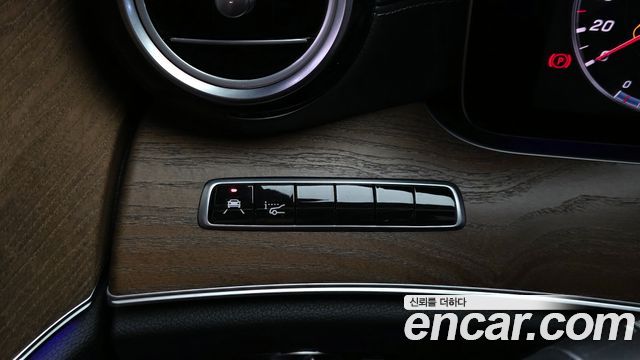 Mercedes-Benz E-Class E300 4MATIC Exclusive