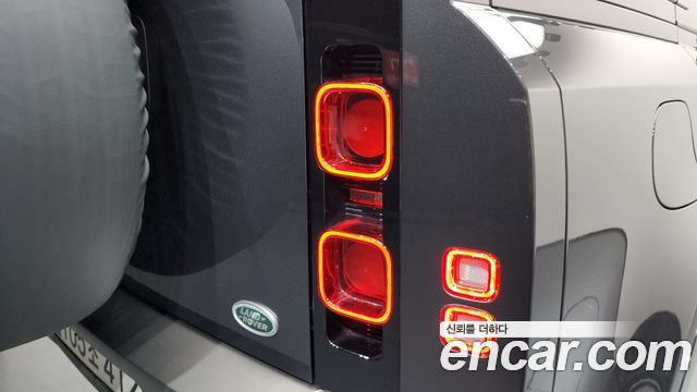 Land Rover Defender 110 P300 X-Dynamic SE