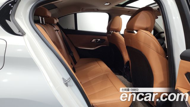BMW 3-Series 320i