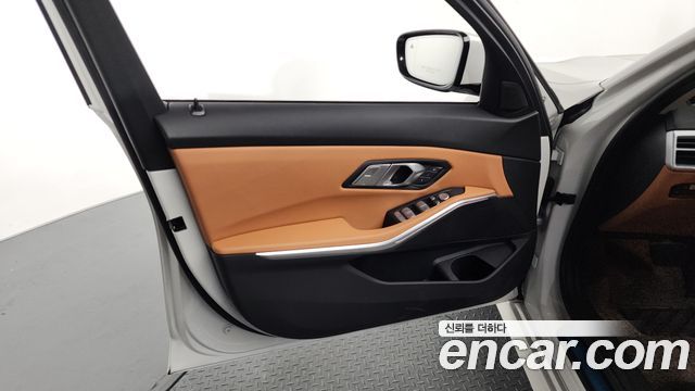 BMW 3-Series 320i