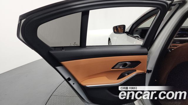 BMW 3-Series 320i